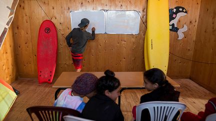 Les jeunes sportifs donnent également des cours d’anglais et d’espagnol. Un atout pour les gamins, car beaucoup de jeunes rêvent de partir à l’étranger pour trouver du travail.&nbsp; &nbsp; &nbsp; (REUTERS / IMANE DJAMIL)