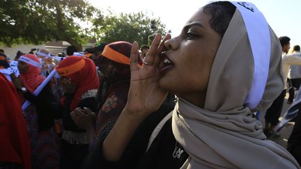 Une soudanaise scandant "liberté, paix et justice !" lors de la Journée internationale pour l'élimination de la violence contre les femmes, à Khartoum le 25 novembre 2019.&nbsp; (ASHRAF SHAZLY / AFP)