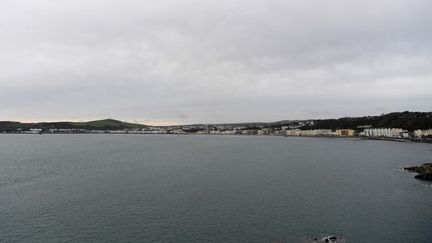 Des propriétés en bord de mer, sur l'île de Man, territoire autonome britannique au large de la côte ouest de l'Angleterre, le 8 novembre 2017.&nbsp; (PAUL ELLIS / AFP)