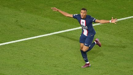 Kylian Mbappé célèbre son deuxième but contre la Juventus Turin en Ligue des champions le 6 septembre 2022. (ALAIN JOCARD / AFP)