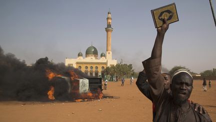 &nbsp; (Manifestation à Niamey samedi contre Charlie Hebdo, les caricatures de Mahomet et le président du Niger, Mahamadou Issoufou, qui fait partie des chefs d'Etat africains qui ont participé à la Marche républicaine le 11 janvier à Paris © Reuters/Tagaza Djibo)