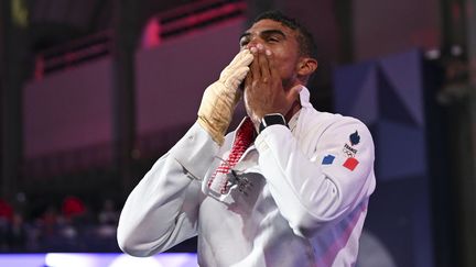 Yannick Borel a vécu une journée chargée en émotions, le 28 juillet 2024. En finale contre le Japonais Koki Kano, le Français s'est incliné. Malgré cette défaite, il décroche la deuxième médaille olympique de ces Jeux pour l'escrime française au Grand Palais. (MICHAEL BAUCHER / PANORAMIC / AFP)