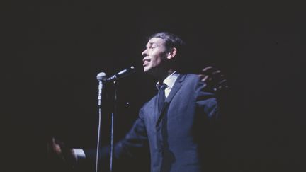 Jacques Brel lors d'un concert à l'Olympia, à Paris, en 1967. (MARC GARANGER / AFP)