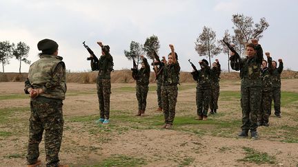 occupe «l'un des postes de commandement dans l'entraînement du bataillon de femmes» et affirme que celui-ci compte «environ 50 combattantes syriaques jusqu'à présent». «Je travaillais dans une association culturelle syriaque, mais je ressens maintenant du plaisir dans mes activités militaires», confie-t-elle. Elle reconnaît que «des forces étrangères ont supervisé les entraînements», sans en préciser la nationalité sachant que des forces spéciales américaines assistent les FDS dans la région. (AFP PHOTO / Delil Souleiman)