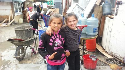 &nbsp; (Au camp des Coquetiers à Bobigny, des dizaines d’enfants ont pour seul abri des cabanes ou des voitures. © RF / Mathilde Lemaire)