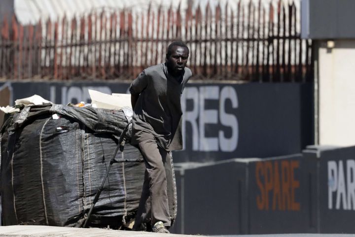 Chômeur tirant des déchets recyclables qu'il va s'efforcer de vendre à Johannesburg, principale ville d'Afrique du Sud, le 4 septembre 2018 (THEMBA HADEBE/AP/SIPA / AP)