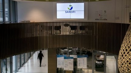 Le logo de Sanofi dans un laboratoire du groupe à Gentilly (Hauts-de-Seine), le 4 décembre 2017. (MAXPPP)