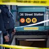 La police bloque l'entrée de la station de métro de la 36e rue, à New York (Etats-Unis), le 12 avril 2022. (MOSTAFA BASSIM / ANADOLU AGENCY / AFP)