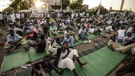 Des soudanais s'apprêtent à&nbsp;partager&nbsp;l'iftar,&nbsp;repas de rupture du jeûne, devant les quartiers généraux de l'armée à&nbsp;Khartoum, le 6 mai 2019. (MOHAMED EL-SHAHED / AFP)