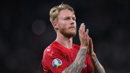 Simon Kjaer fait partie des personnes récompensées pour avoir sauvé la vie de Christian Eriksen. (LAURENCE GRIFFITHS / POOL / AFP)