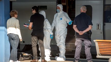 Des enqu&ecirc;teurs travaillent samedi 22 ao&ucirc;t,&nbsp;pr&egrave;s du Thalys, dans lequel une fusillade a &eacute;clat&eacute; la veille, en gare d'Arras (Pas-de-Calais). (PHILIPPE HUGUEN / AFP)