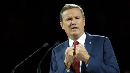 Nicolas Dupont-Aignan prononce un discours lors d'un meeting électoral avec ses partisans à Paris le 3 octobre 2021 (THOMAS COEX / AFP)