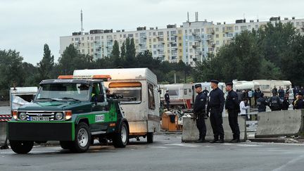 Des policiers supervisent l'&eacute;vacuation d'un camp de Roms, le 18 septembre 2013, &agrave; Lille (Nord).&nbsp; (MAXPPP)