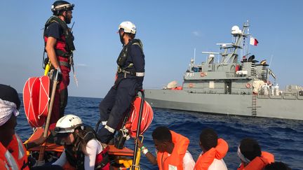 Des migrants sauvés par les secours du navire Ocean Viking, le 23 août 2019. (ANNE CHAON / AFP)