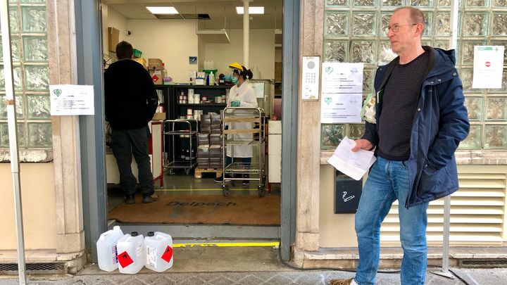 Jean-François est venu de l'Essonne chercher du gel hydroalcoolique dans la pharmacie Delpech du 6e arrondissement de Paris, le 31 mars 2020. (MATTHIEU MONDOLONI / RADIO FRANCE)