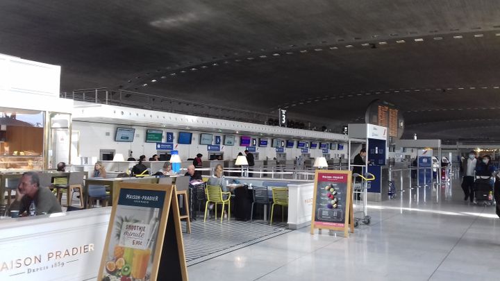 Un café de l'aéroport de Roissy, avec peu de clients, le 9 mars 2020. (AUDREY MORELLATO / RADIO FRANCE)