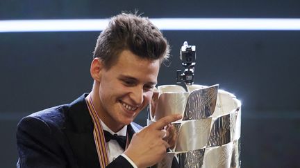 Fabio Quartararo pose avec le trophée de champion du monde de MotoGP à Valence, en Espagne, le 14 novembre 2021. (JOSE BRETON / NURPHOTO via AFP)