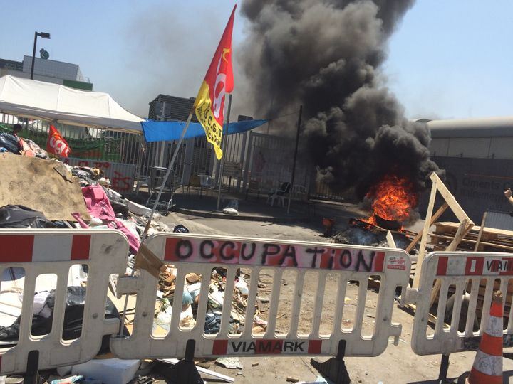 Devant le site de traitement de déchets, les manifestants ont fait brûler des palettes de bois et des pneus. (BASTIEN BOCQUEL / FRANCETV INFO)