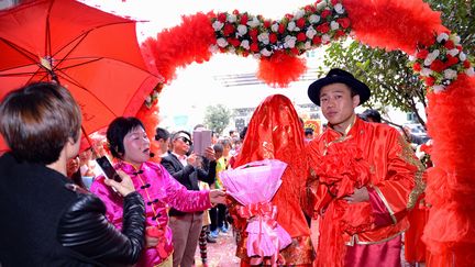 Un mariage &agrave; Fuzhou (Chine), le 29 novembre 2014. (ZHANG GUOJUN / XINHUA / AFP)