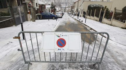 Une rue verglac&eacute;e interdite &agrave; la circulation &agrave; Gentilly (Val-de-Marne), le 12 mars 2013. (A. GELEBART / 20 MINUTES / SIPA)