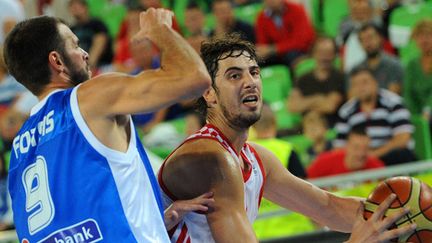 Ante Tomic à la lutte avec Antonis Fotsis (ANDREJ ISAKOVIC / AFP)