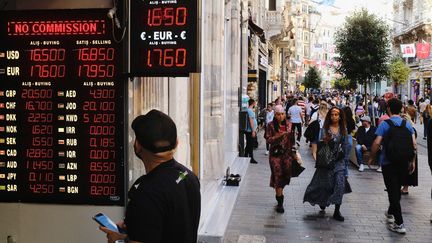 Une personne en train de regarder des prix dans un bureau d'échange d'Istanbul&nbsp; (UMIT TURHAN COSKUN / NURPHOTO)