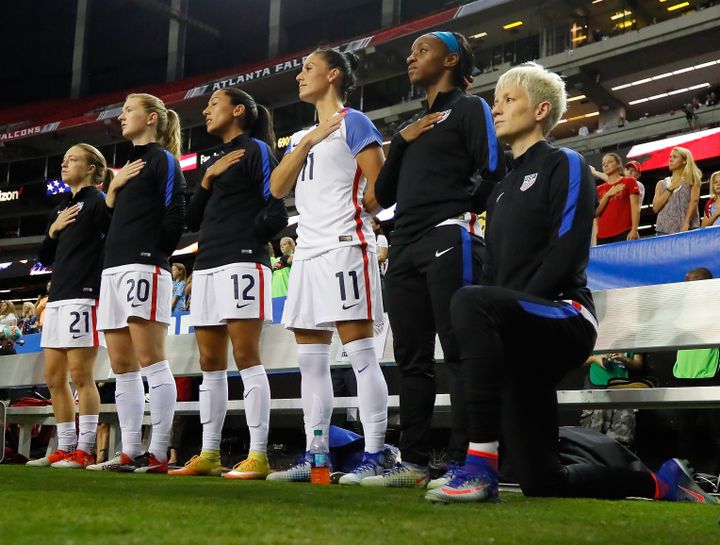 La joueuse américaine de football,&nbsp;Megan Rapinoe, s'agenouille durant l'hymne américain, avant un match&nbsp;contre les Pays-Bas, le 18 septembre 2016, à Atlanta (Géorgie). (KEVIN C. COX / GETTY IMAGES NORTH AMERICA)