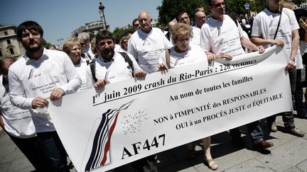 Un rassemblement de familles de victimes du crash du vol Rio-Paris, à Paris en juillet 2014. (VINCENT ISORE / MAXPPP)