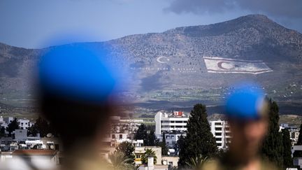 Des Casques bleus britanniques chargés du maintien de la paix à Chypre, dans la zone tampon de l'ONU séparant la capitale divisée de Nicosie, le 5 avril 2023. (JEWEL SAMAD / AFP)