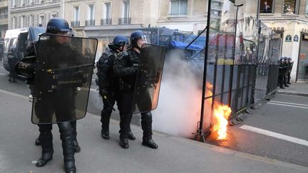  (Forces de l'ordre rue de Sèvres, à Paris, ce jeudi. © MaxPPP)