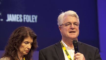  (Diane et John Foley, ici à Bayeux en octobre 2014, appellent Marine Le Pen à retirer immédiatement les photos de leurs fils publiées sur son compte Twitter © SIPA/SELCUK BULENT)