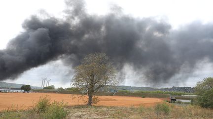 La fumée de l'incendie qui a ravagé l'usine Lubrizol à Rouen, le 27 septembre 2019. (O.LEJEUNE / MAXPPP)