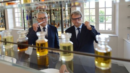 Francois Demachy maître parfumeur  Christian Dior (à gauche) et Jacques Cavallier-Belletrud maître parfumeur de Louis Vuitton dans les laboratoires des  "Fontaines Parfumées"  Grasse sept 2016
 (Yann COATSALIOU / AFP)