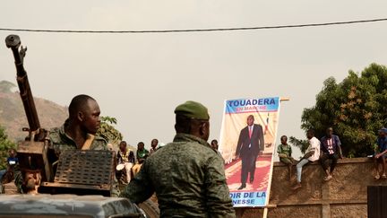 Des membres de la garde présidentielle de Centrafrique à proximité d'un meeting du président sortant&nbsp;Faustin-Archange Touadéra avant l'élection présidentielle, le 12 décembre 2020 à Bangui. (CAMILLE LAFFONT / AFP)