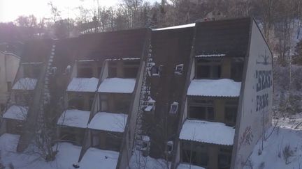 Avec le réchauffement climatique, la neige est plus rare en moyenne altitude, les saisons sont de plus en plus courtes et certains sites ne sont plus rentables. (CAPTURE ECRAN FRANCE 2)