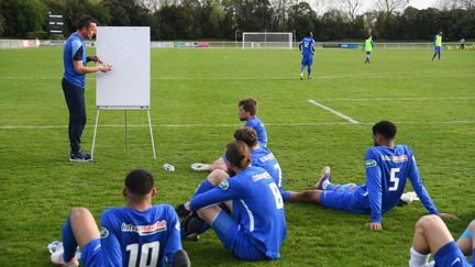 Les joueurs de l'Olympique Saumur avant leur match de Coupe de France face à Toulouse, le 31 mars 2021.  (JOSSELIN CLAIR / MAXPPP)