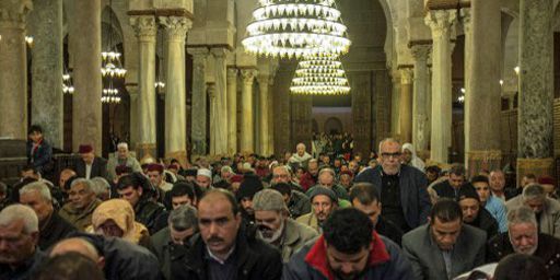 Dans la Grande mosquée de Kairouan (centre), considérée comme le centre spirituel et religieux de la Tunisie, le 12 janvier 2014. (AFP - Anadolu Agency - Amine Landoulsi)