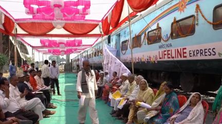 Un train, transformé en hôpital ambulant, sillonne les routes de l'Inde depuis 1991. Il prodigue des soins gratuits pour les plus démunis. (FRANCE 2)