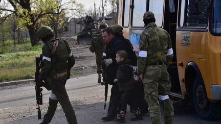 Des Ukrainiens évacués par des troupes pro-russes, le 6 mai 2022 à Marioupol (Ukraine). (ALEXEY KUDENKO / SPUTNIK / AFP)