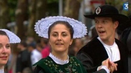 Bagad de Perros Guirec et cercle de Lorient à la Parade de L&#039;Interceltique de Lorient
 (Culturebox)