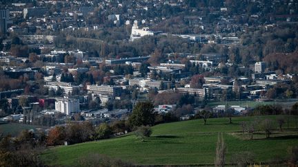 La commune de Saint-Martin-d'Hères, près de Grenoble (Isère). Photo d'illustration. (JEAN-PHILIPPE KSIAZEK / AFP)