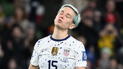 L'Américaine Megan Rapinoe après son tir au but manqué lors du huitièmes de finale face à la Suède, le 6 août 2023. (WILLIAM WEST / AFP)