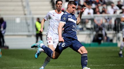 Danylo Ihnatenko devant Vincent Pajot, lors du match de Ligue 1 entre Bordeaux et Metz, le 10 avril 2022 au Matmut Atlantique. (ROMAIN PERROCHEAU / AFP)