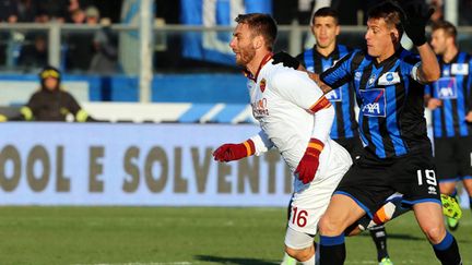 Daniele De Rossi est passé tout proche de son premier revers de la saison de la Louve. (PAOLO MAGNI / MAXPPP)