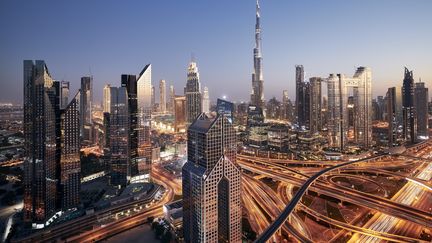 Dubaï illuminée la nuit, avec la Burj Khalifa, tour de 830 mètres de haut, qui domine le paysage urbain parsemé de gratte-ciel. (Illustration) (JAROMIR / MOMENT RF / GETTY IMAGES)