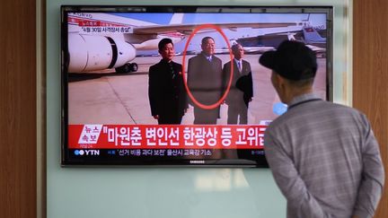 Un homme regarde &agrave; la t&eacute;l&eacute;vision, &agrave; S&eacute;oul (Cor&eacute;e du Sud),&nbsp;un reportage sur l'ex&eacute;cution du ministre de la D&eacute;fense nord-cor&eacute;en, le 13 mai 2015. (ED JONES / AFP)