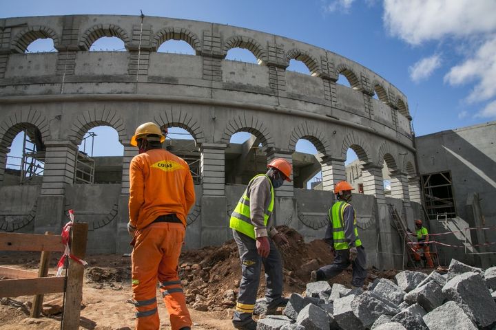 Vue extérieure de l'arène en construction à Antananarivo. (RIJASOLO / AFP)