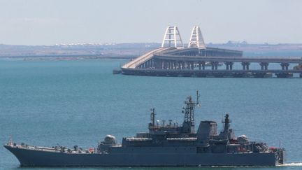 Le pont de Crimée, qui relie la Russie à cette péninsule annexée par Moscou en 2014, photographié le 17 juillet 2023 alors qu'un navire de guerre russe mouille non loin de l'infrastructure. (AFP)