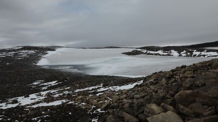 Le sommet du volcan Ok et les traces de ce qui fut autrefois un glacier, en Islande, dimanche 18 août 2019.&nbsp; (MARIE-ADELAIDE SCIGACZ / FRANCEINFO)