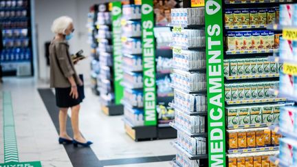 Les rayons d'une pharmacie à Paris, le 8 septembre 2020.&nbsp; (MARTIN BUREAU / AFP)